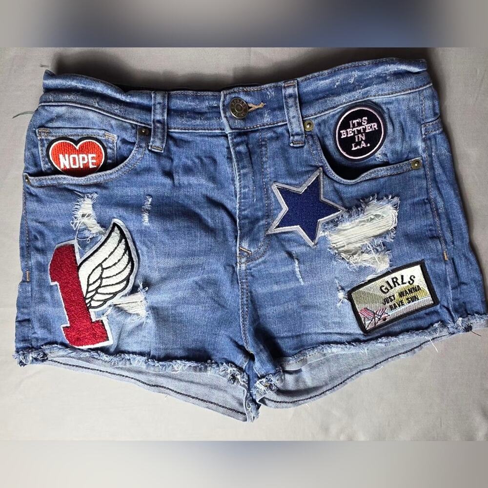 EXPRESS JEANS Women's Distressed Denim Cut-Off Shorts Size 6 - Unique Patches